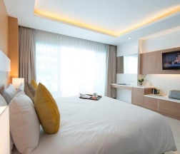 Двухместный номер Deluxe с видом на бассейн двуспальная кровать в Chanalai Hillside Resort, Karon Beach