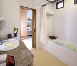 Двухместный семейный номер Deluxe двуспальная кровать в Thai House Beach Resort