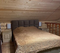 Коттедж с балконом и с красивым видом из окна в Домик в лесу
