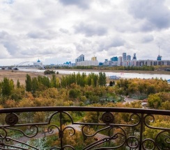 Двухместный люкс с балконом и с красивым видом из окна двуспальная кровать в The One Hotel Astana