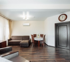 Люкс с 2 комнатами с красивым видом из окна в Дом Москвы