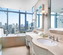 Люкс с 3 комнатами с видом на парк в Oriental Residence Bangkok
