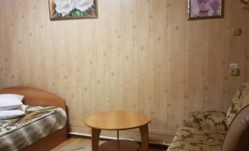 Номер люкс с 1 односпальной и 1 двуспальной кроватью в Вояж