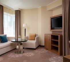 ЛЮКС С ОДНОЙ СПАЛЬНЕЙ, БОЛЬШОЙ КРОВАТЬЮ (KING SIZE) И ДОСТУПОМ В БАР-ГОСТИНУЮ в Doubletree by Hilton Tyumen