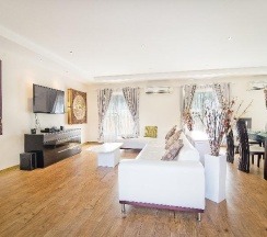 Вилла с балконом в Tropicana Pool Villa