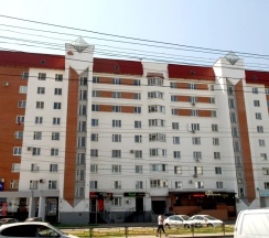Апартаменты c 1 комнатой с балконом и с красивым видом из окна в Квартира у ЖД вокзала по улице Суворова 143А с тремя раздельными кроватями