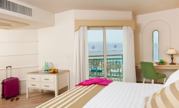 Двухместный номер Club Grand с балконом двуспальная кровать в Herods Palace Hotel