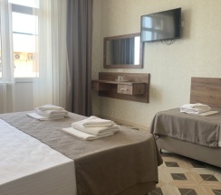 Трёхместный номер Deluxe с балконом и с красивым видом из окна в Артика