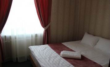 8. Трёхкомнатный "Семейный номер", с видом на Монастырскую площадь в Боровница