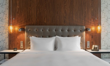 НОМЕР БИЗНЕС-КЛАССА С БОЛЬШОЙ КРОВАТЬЮ (KING SIZE) И ДОСТУПОМ В БАР-ГОСТИНУЮ в Hilton Saint Petersburg ExpoForum