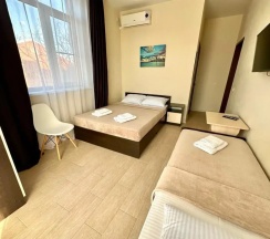 Трёхместный номер Comfort с балконом и с видом на горы в Людмила