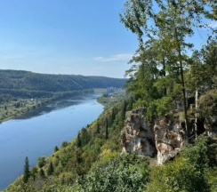 Коттедж с балконом и с красивым видом из окна в Красные Скалы