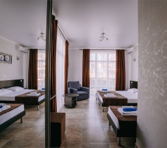 Четырехместный номер (3+1) с балконом в Космос