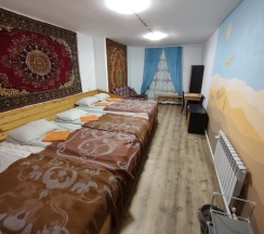 "Караван-Сарай", семейная, ТВ, Wi-Fi, ТуристКингСайз кровать + двуспальный диван, балкон, общие удобства на 3 комнаты, 1 бельэтаж в Саблино