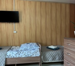 Комната стандарт с 2 односпальными и 1 двуспальной кроватью в Гостевой дом
