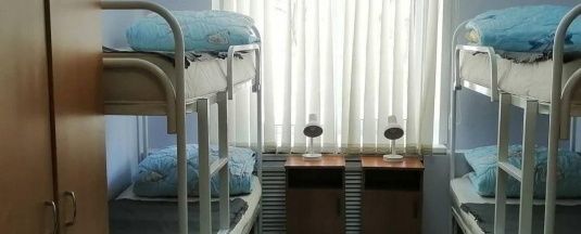 Кровать в 10-местном мужском номере (удобства на этаже) в Красный диван