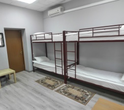 Кровать в мужском десятиместном номере в Берег