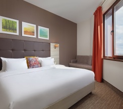 Улучшенный номер с широкой двуспальной кроватью в Golden Tulip