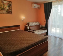 Четырехместный номер с балконом и видом на море в Meduza