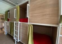 Одноместная капсула в 10-местном общем женском номере в Bird house Hostel