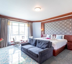 Двухместный полулюкс с видом на бассейн двуспальная кровать в Erawan Hotel