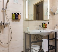 Представительский номер c 1 большой кроватью в Holiday Inn Kaliningrad
