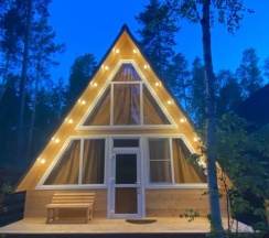 Двухместный семейный коттедж Мансарда с красивым видом из окна двуспальная кровать в А-фрейм дома