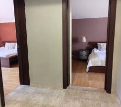 Коттедж с балконом и с красивым видом из окна в Солнечный