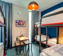Кровать в общем номере с 6 комнатами в MEININGER Hotel Amsterdam Amstel