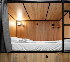 Кровать в женском 6-местном номере (удобства на этаже) в Sleep box