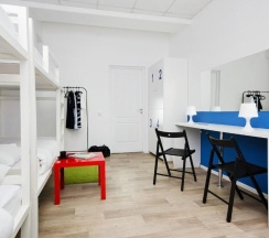 Кровать в 4-местном общем женском номере в Maxi House