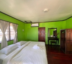 Двухместное бунгало с видом на море двуспальная кровать в Kinnaree Resort Koh Kood