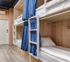 Кровать в 8-и местном общем номере повышенной комфортности в Roomy Hostel