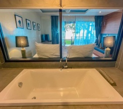 Двухместное шале Seaside Wing рядом с пляжем двуспальная кровать в Kacha Resort and Spa Koh Chang