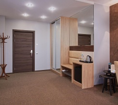 Номер делюкс стандарт в AurA City Hotel