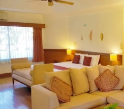 Двухместный полулюкс Cliff Beach двуспальная кровать в Birds and Bees Resort