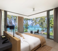 Двухместный люкс Azure с балконом двуспальная кровать в Twinpalms MontAzure Phuket Resort