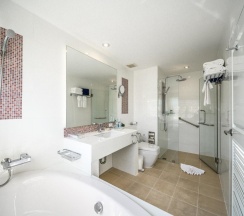 Люкс Luxury с 2 комнатами в Andaman Beach Suites Hotel