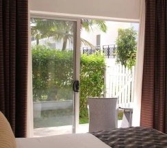 Апартаменты c 1 комнатой с балконом в The Melanesian Port Vila Hotel