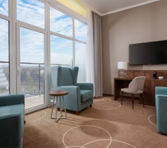 Номер Junior Suite, вид на море - с большой двуспальной кроватью, кресло-кроватью и диван-кроватью в Movenpick Resort&SPA Anapa Miracleon
