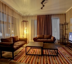 Семейный коттедж с балконом и с красивым видом из окна в Отель My Hotel Karakol