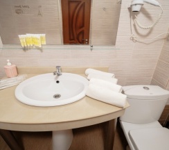 Люкс двухкомнатный с ванной в Лабиринт