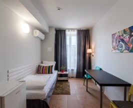 Номер стандарт семейный с 1 односпальной и 1 двуспальной кроватью в Loyal Guest House