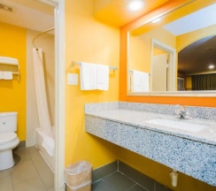 Номер Standard в Express Inn Gulf Bank