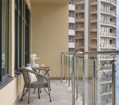 Трехкомнатный апартамент Luxury Dubai с двумя спальнями в Real Apartments Sochi
