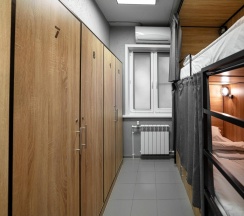 Кровать в мужском 4-местном номере (удобства на этаже) в Sleep box