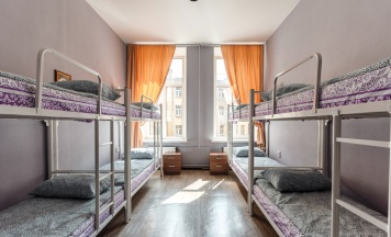 Кровать в общем номере с красивым видом из окна в Два медведя