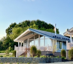 Лодж с двумя спальнями и террасой в Соты&Варенье