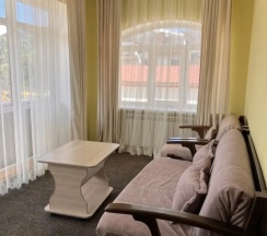 Люкс с балконом и c панорамным видом на горы в Шатун