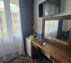 Улучшенный двухместный номер с диваном и балконом в Уют